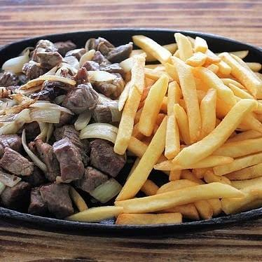 400g de carne de sol, tomate, cebola, 200g de fritas e muçarela ralada por cima.
