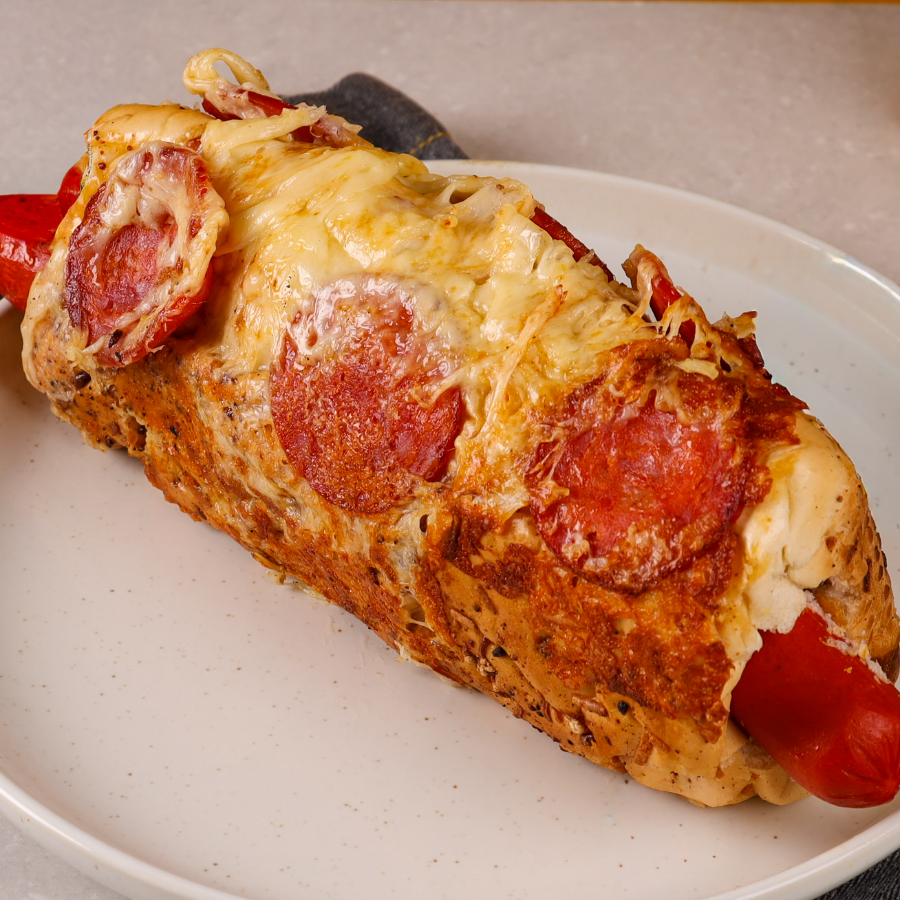 Escolha os ingredientes de acordo como gosta, ingredientes frescos feitos com carinho, da mais alta qualidade. Hot dog no prato, hotdog prensado, cachorro quente.