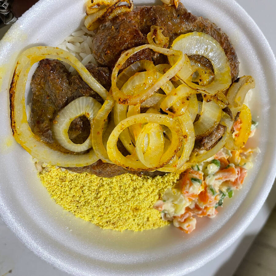 Acompanha arroz , feijão , farofa e salada de maionese