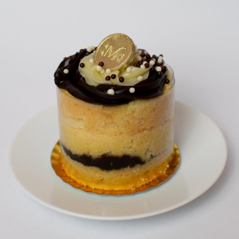 Mini bolo tamanho 8cm, massa branca amanteigada e recheio de brigadeiro e brigadeiro branco. Embalado em embalagem para presente, acompanha 1 velinha.