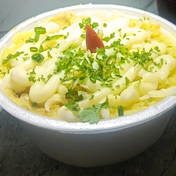 BATATA RECHEADA — FRANGO E BRÓCOLIS AO MOLHO BRANCO
Batata macia e cremosa, recheada com frango desfiado ao molho branco, combinado com requeijão cremoso, milho e brócolis. Finalizada com mussarela ralada, que derrete e envolve o recheio, deixando cada colherada ainda mais cremosa e saborosa.
Uma combinação equilibrada, delicada e cheia de sabor, perfeita para quem ama frango, queijo e um molho branco bem cremoso!
Acompanha uma porção de batata palha.