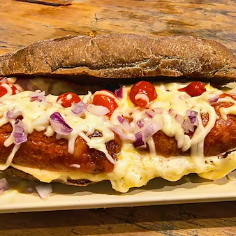 Um delicioso sanduiche feito no pao australiano com molho de alho especial da casa, nossa deliciosa linguica de churrasco, mussarela gratinada, cebola roxa e pimenta biquinho. Uma delicia, ne? Pode trocar o molho de alho por barbecue, so adicionar nas observações.