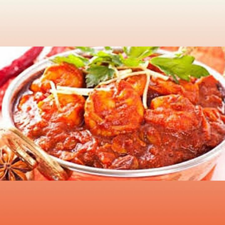 Camarões no azeite, mergulhados em molho bem picante de tomates, cebola e especiarias. Indicação da compra de um pão para acompanhamento