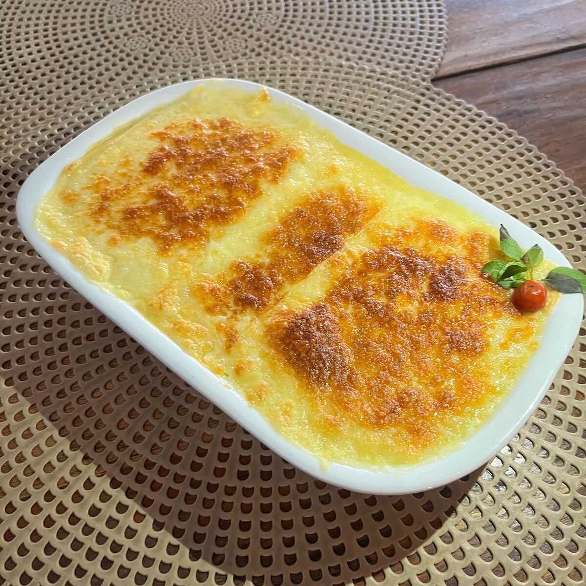 Escondidinho com uma deliciosa combinação de carne do sol e camarão, envoltos em um purê de aipim cremoso e gratinado.