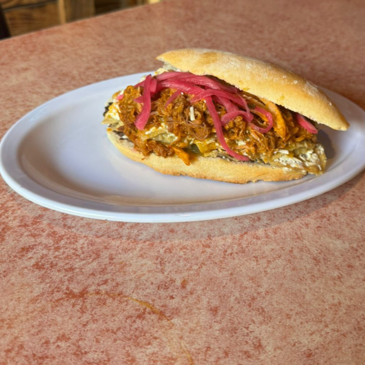 Torta de Chilaquiles con Cochinita