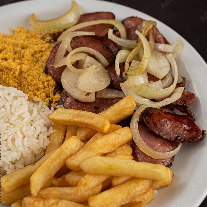Nosso Prato Feito é composto por: Arroz; Feijão; Farofa; e Batata frita, Salada de Maionese ou Salada de Alface com Tomate. Linguiça Mineira Acebolada.