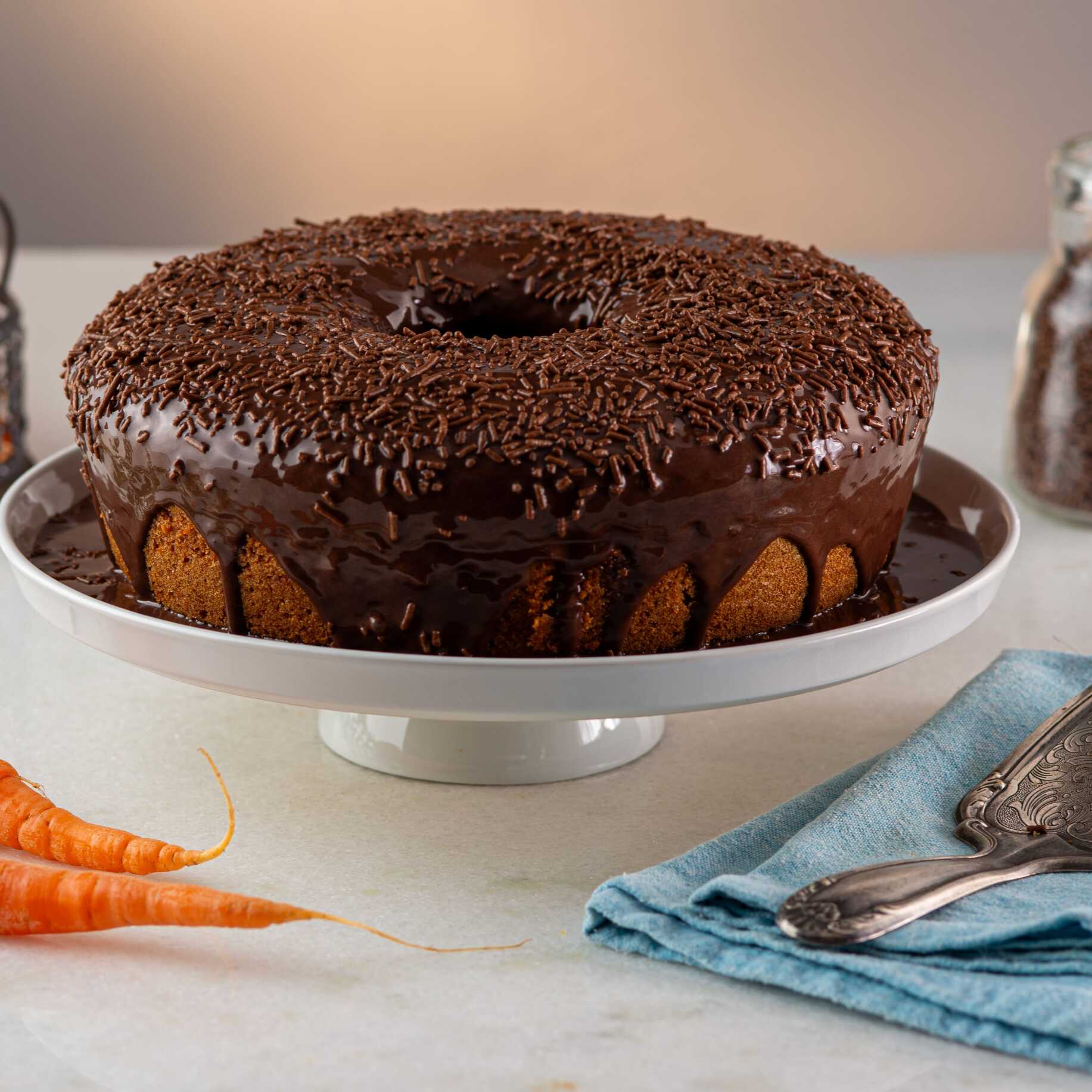 Delicioso Bolo de cenoura clássico caseiro, com opção de calda de chocolate e granulado polvilhado. Imagem meramente ilustrativa.

Bolo pequeno serve até 8 fatias
Bolo grande serve até 16 fatias