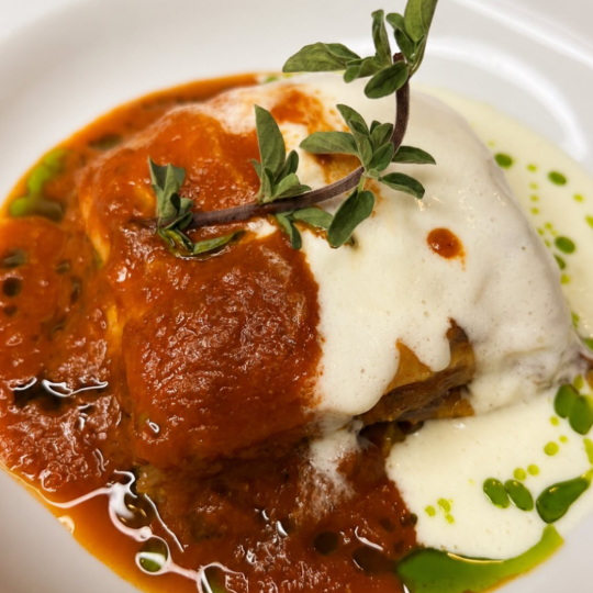 Camadas de massa artesanal intercaladas com ragu de costela lentamente braseada no vinho tinto e demiglace da casa, finalizada com creme bechamel leve e gratinada com parmesão curado. Uma fusão entre tradição italiana e a intensidade dos sabores da cozinha afetiva brasileira