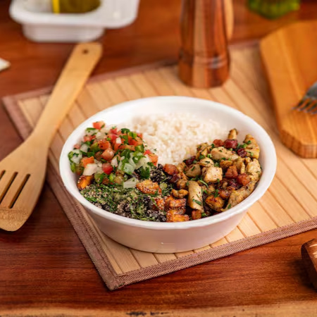 Cubos de frango, carne suína, bacon e calabresa. Acompanhados de arroz branco soltinho, feijão tropeiro e vinagrete fresquinha.