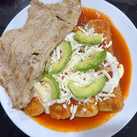 Enchiladas Rojas con Bistec