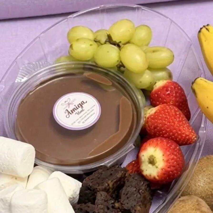 Fondue com chocolate derretido
Morango (aprox. 150g)
Uva (aprox. 150g)
Marshmallow (aprox. 50g)
Brownie Cortado (aprox. 76g)