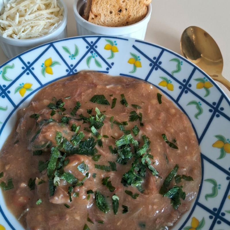 delicioso caldo de mandioca com carne bovina desfiada, acompanha torrada