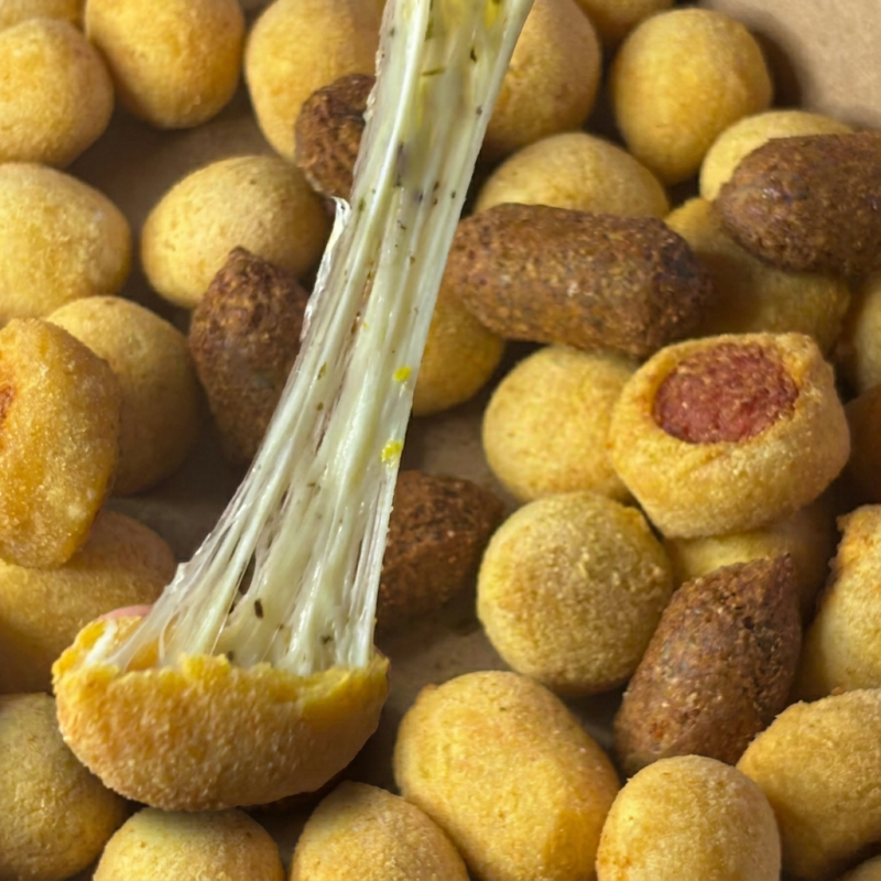 Recheios generosos, queijo esticando e fritura feita na hora no óleo de algodão. Sabor garantido e crocância de respeito. Pra comer sorrindo!