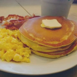 Hot Cakes con Huevo Revuelto y Tocino