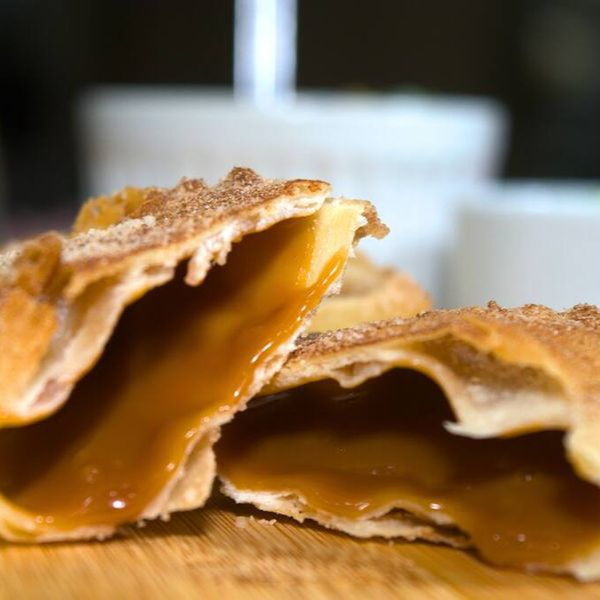 Nosso pastel de churros é recheado com doce de leite, canela e açúcar, proporcionando uma experiência doce e crocante.