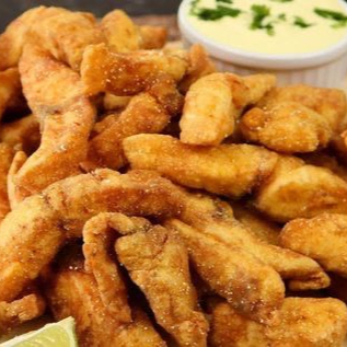 Isca de filé de peixe com batatas fritas, arroz e feijão.