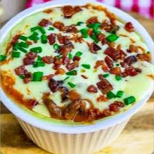 Batata no Pote recheada á Bolonhesa, Finalizada e gratitana com queijo parmesão e queijo mussarela e mais alguns ingredientes para decorar e deixar muito bem apresentável sua Batata Recheada.