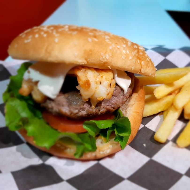 Hamburguesa de res con camarones