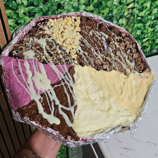 Pizza 8 sabores: leite em pó, mousse de limão, bis, mousse de uva, brigadeiro, trento, amendoim e leite condensado