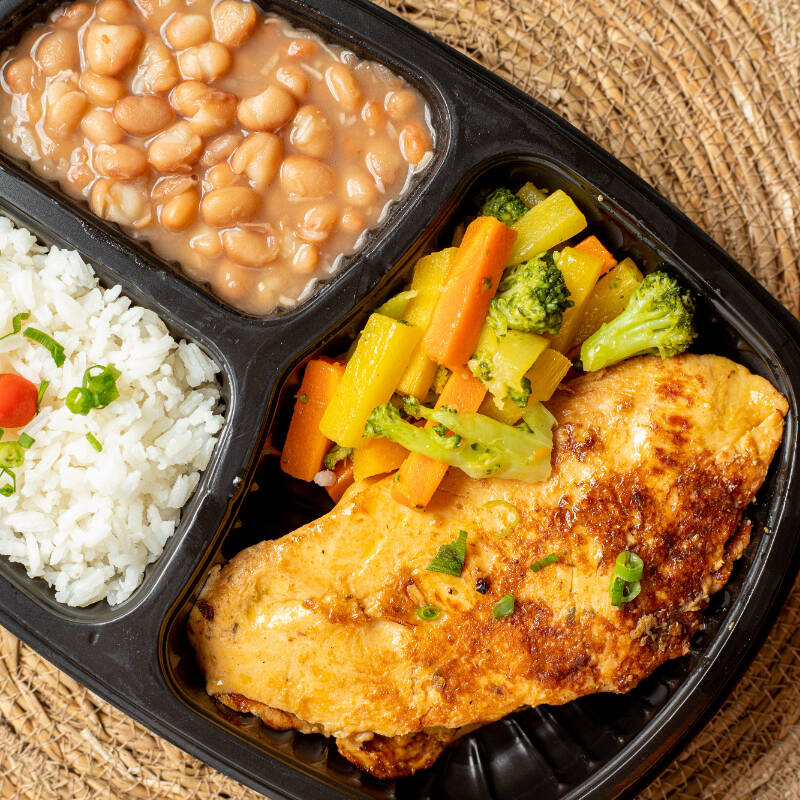 Frango dourado na chapa, servido com arroz soltinho, feijão bem temperado e Legumes Salteados