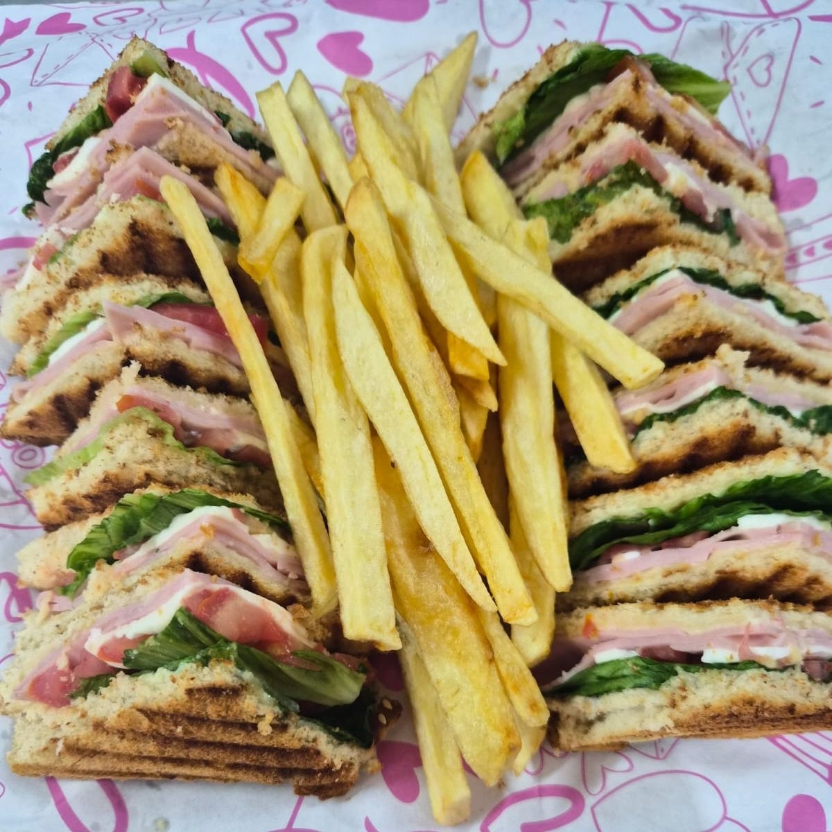 Club Sandwich con papas
