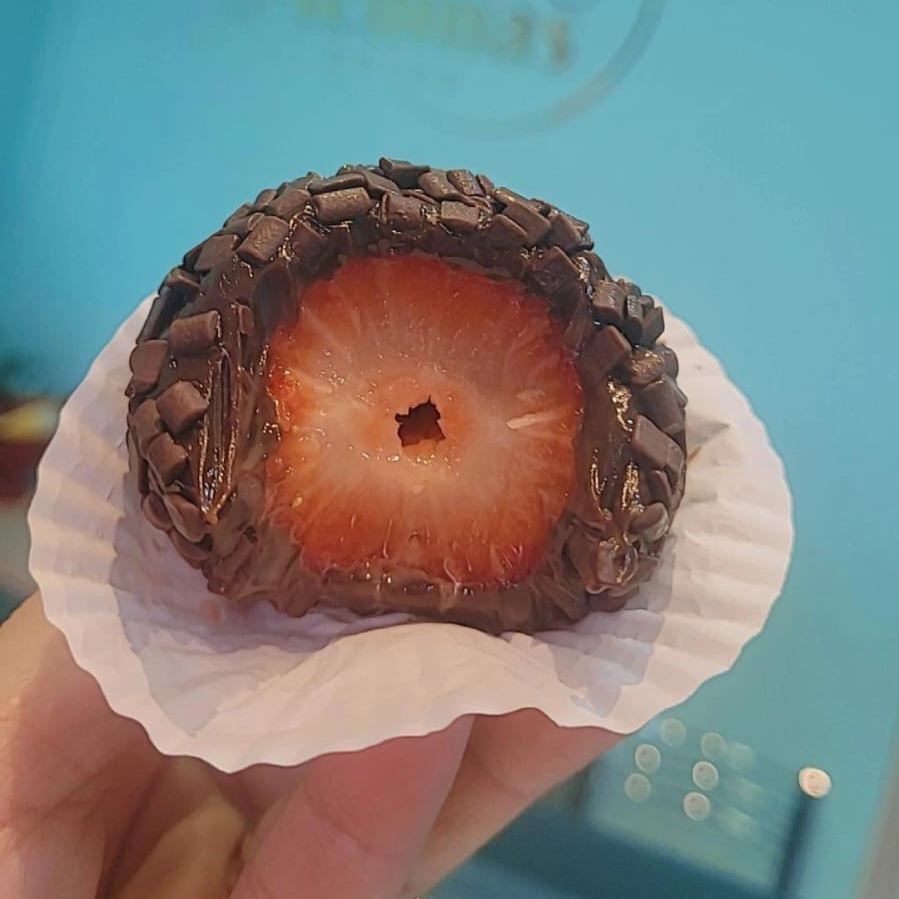 Deliciosa coxinha de morango fresco envolvido por brigadeiro gourmet cremoso, finalizada com granulado crocante de chocolate. --- tags --- entrega rápida, frete grátis, grátis, promoção, desconto, cupom, barato, melhor preço, preço baixo, 0,99, 0800, oferta, menor preço, combo, festa, família, evento, lanche, lanche rápido, porção, porções, combo com sobremesa, confeitaria, doceria, doces, bolos, recheado, bolo de pote, caseiro, artesanal, sobremesa, sobremesa natalina, aniversário, parabéns, presente, surpresa, gostoso, mousse, musse, pudim, afogadinho, brigadeiro, docinhos, brigadeirão, trufas, red velvet, Ninho, doce de leite, Prestígio, banoffee, Ouro Branco, Sonho de Valsa, Kinder Bueno, Ferrero Rocher, Kit Kat, Oreo, chocolate, morango, coco, leite condensado, leite Ninho, Nutella, ganache, bento cake, cascão, cone trufado, dois amores, copo da felicidade, brownie, mini, cupcake, vulcão, piscina, cheesecake, morango do amor Aproximadamente 100g
