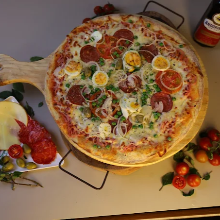 Deliciosa pizza de massa , coberta com molho de tomate, queijo mozzarella, presunto e azeitonas , eviha , ovo ,calabresa , cebola e oregano . Uma combinação clássica que agrada a todos.