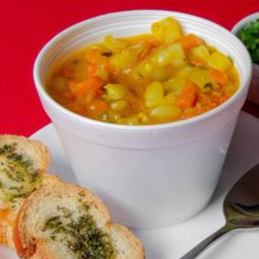 Deliciosa sopa de com batata, cenoura, mandioquinha com caldo de abóbora.