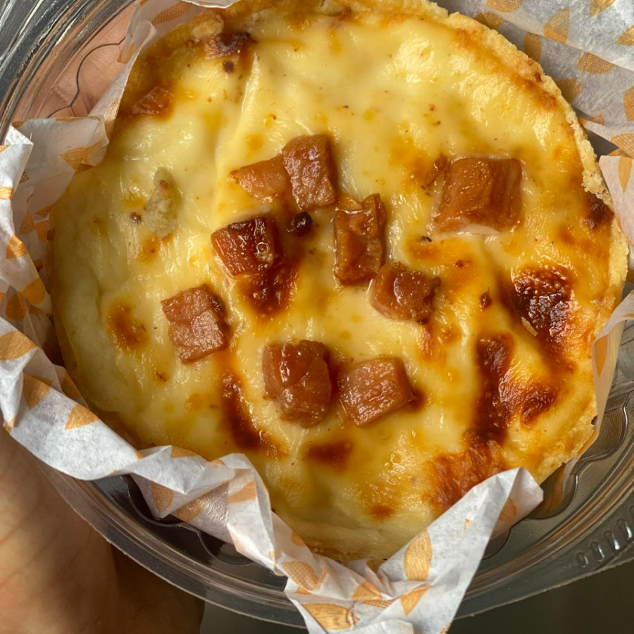 Clássica torta francesa a base de Pâte Brisée - Bacon, Queijo mussarela, Creme branco e leve toque de noz moscada.