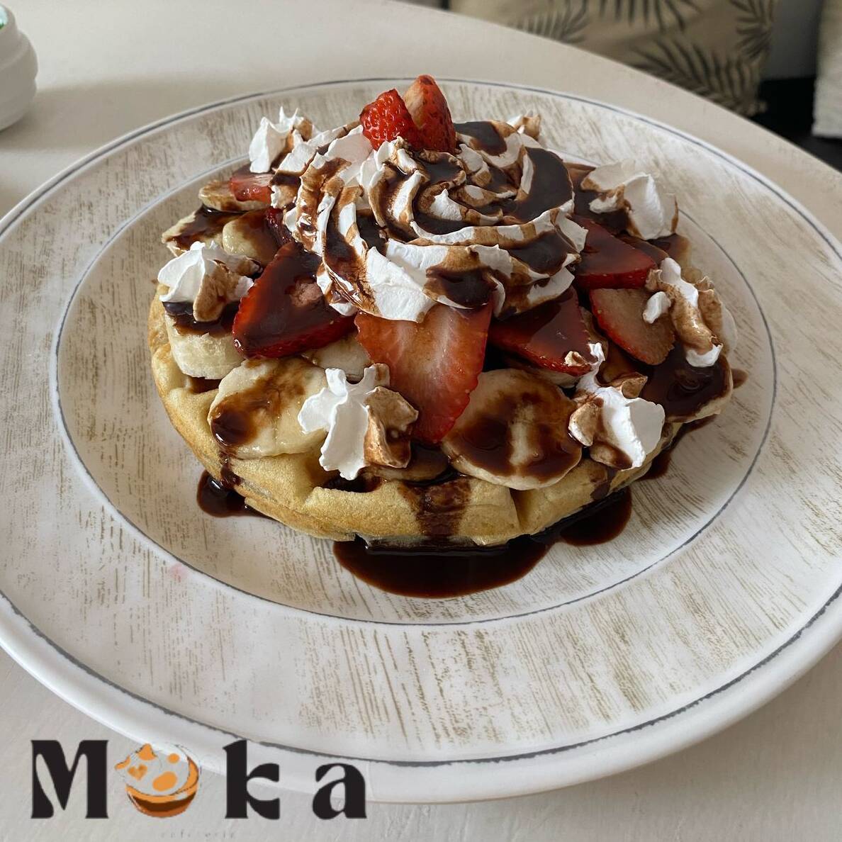 Waffle con Fresa y Plátano porcion mediana