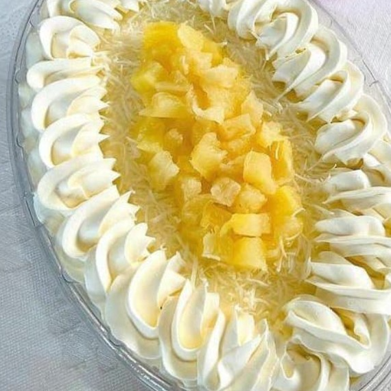 Travessa de sobremesa com brigadeiro de abacaxi e coco finalizado com pedaços de abacaxi e chantilly. Travessa de 1000Ml.