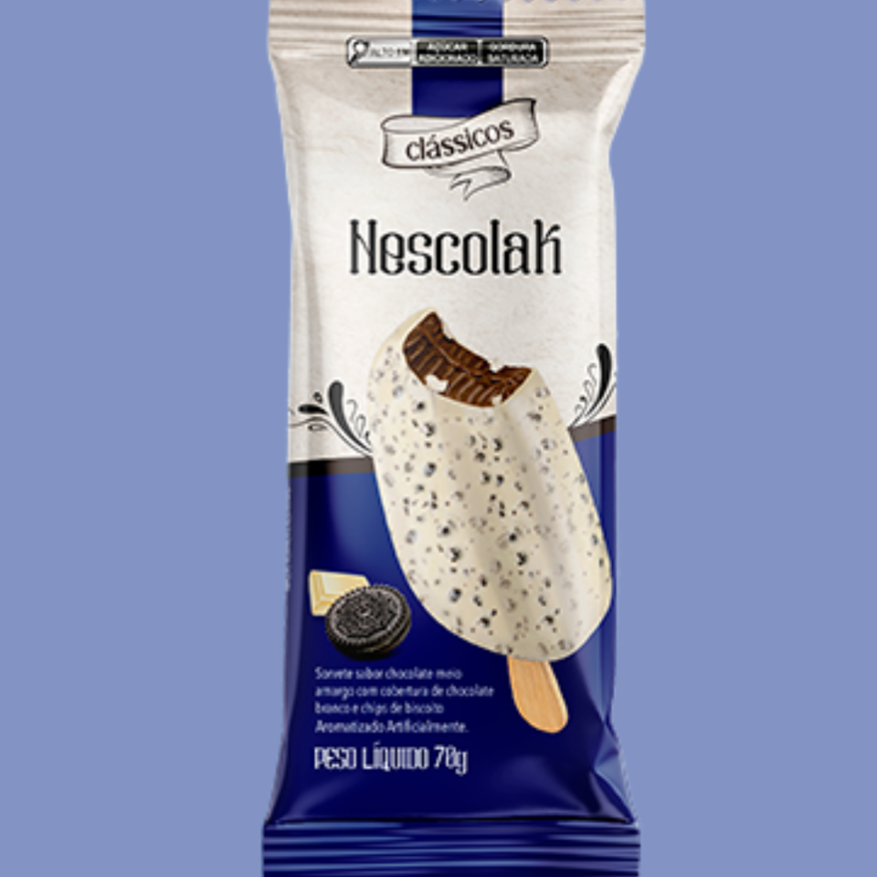 Picolé de chocolate com casquinha de chocolate branco e biscoito.