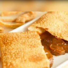 Pastel recheado de Doce de leite. Obs: Não fazemos alterações de ingredientes.