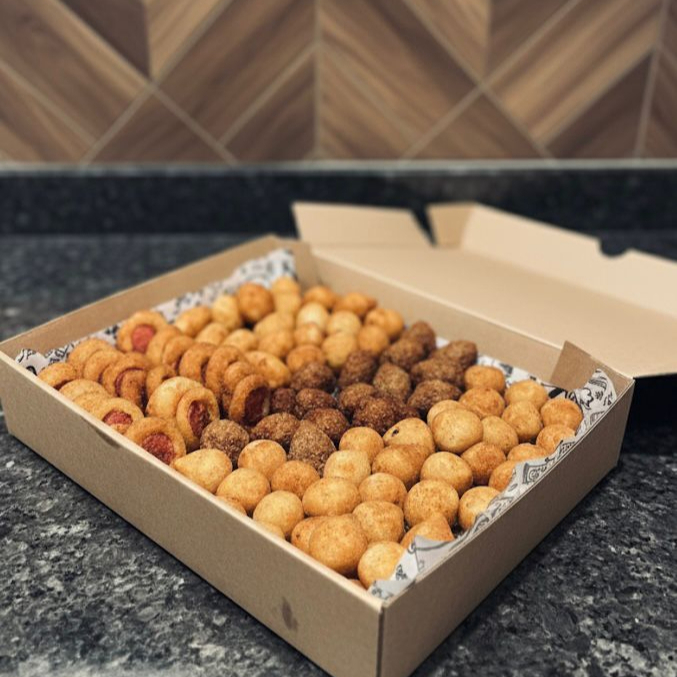 Combo de Salgadinhos Mistos – 15g cada Delicie-se com uma seleção irresistível de mini salgadinhos feitos com carinho e qualidade! Cada unidade pesa 15g e o combo vem com sabores variados, ideal para quem ama experimentar de tudo um pouco: Coxinha cremosa Queijo & Presunto Enroladinho de Salsicha Queijo Kibe crocante Risole de Carne Calabresa Não curte algum sabor? Sem problema! É só informar nas observações que a gente personaliza pra você.