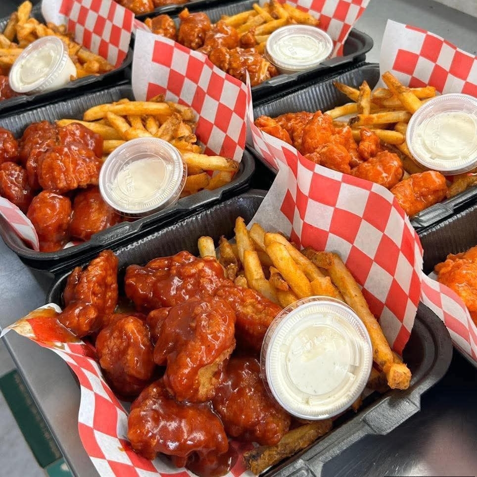 COMBO ALITAS (8 PIEZAS + PAPAS)