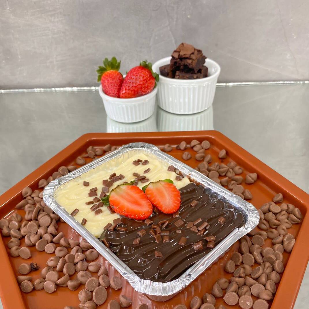Brownie macio e intenso coberto com brigadeiro de chocolate ao leite e de Ninho, na combinação perfeita entre chocolate e suavidade.
