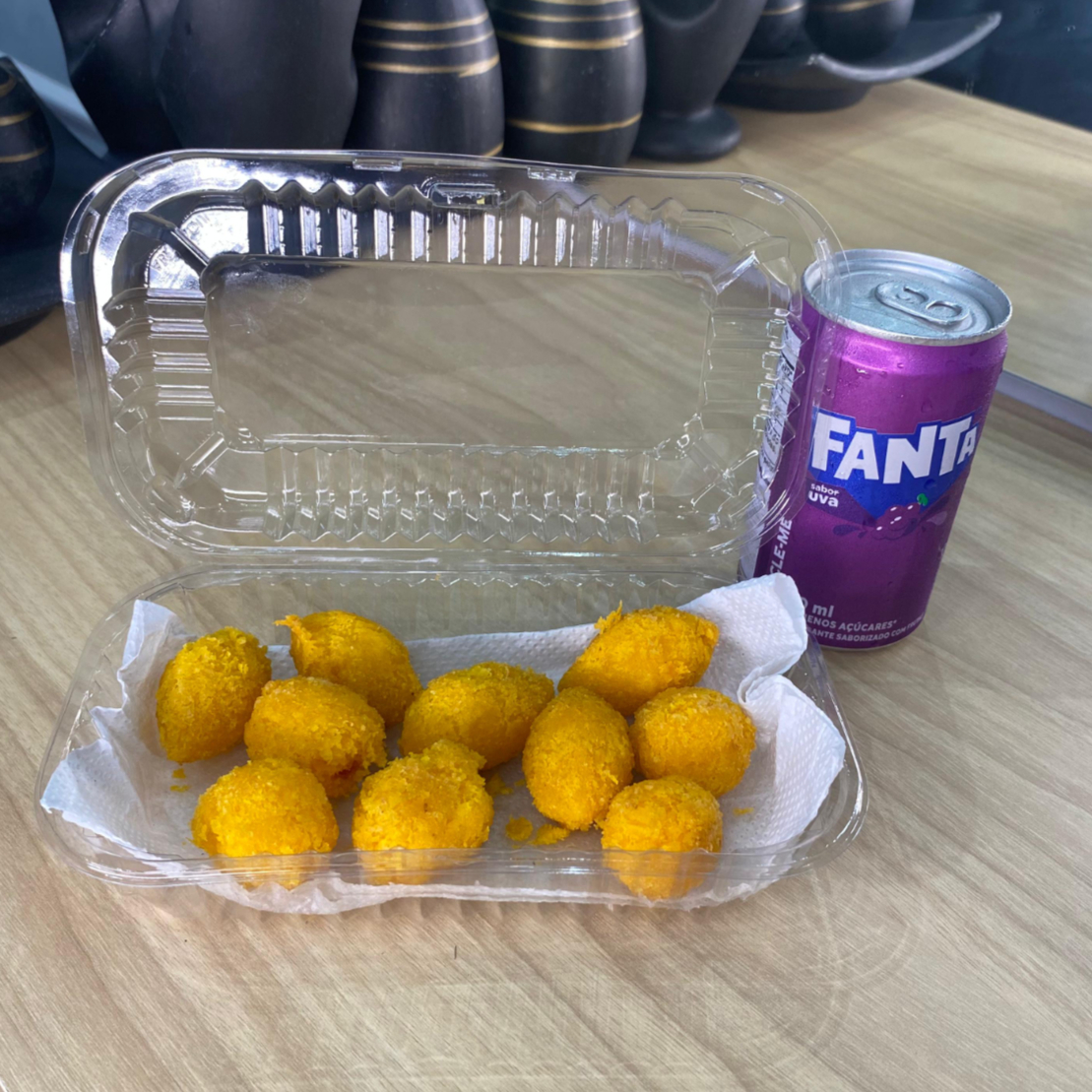 Coxinha e bolinha queijo presunto(12un) Refri lata (220ml) Bateu aquela fome e não sabe oq pedir? esse combo é ideal.