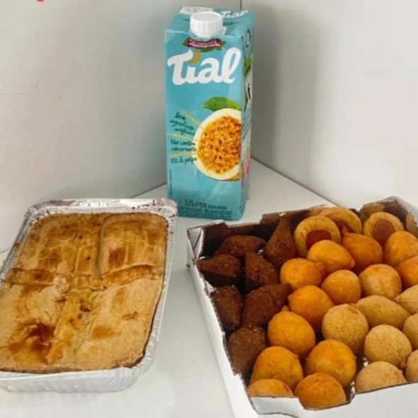Nosso kit lanche é a solução perfeita para quem busca praticidade e organização no Dia a Dia, nele inclui 1 empadão de frango com Catupiry 600gramas, 30 salgados e um suco de 1 litro, ele atende