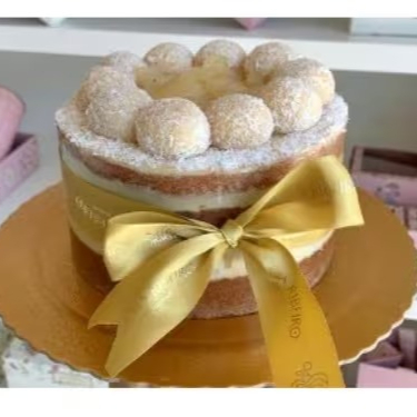 Torta de 1,5kg no acetato. De bolo de baunilha caseiro molhadinho intercalado com nosso creme de abacaxi com coco. obs. 1: não alteramos nenhum produto ou retiramos/adicionamos ingrediente. obs. 2: produto de consumo imediato. obs. 3: alguns produtos podem vir com vencimento do mesmo Dia