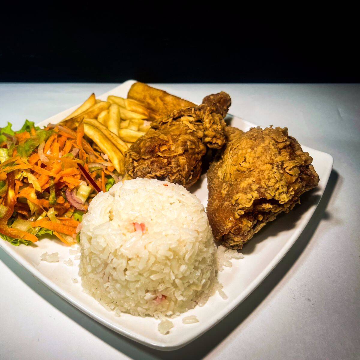 Bandeja con Pollo Broaster