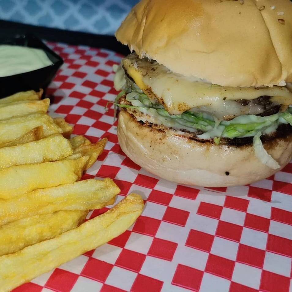 Burger Sencilla + Papa Fritas ..