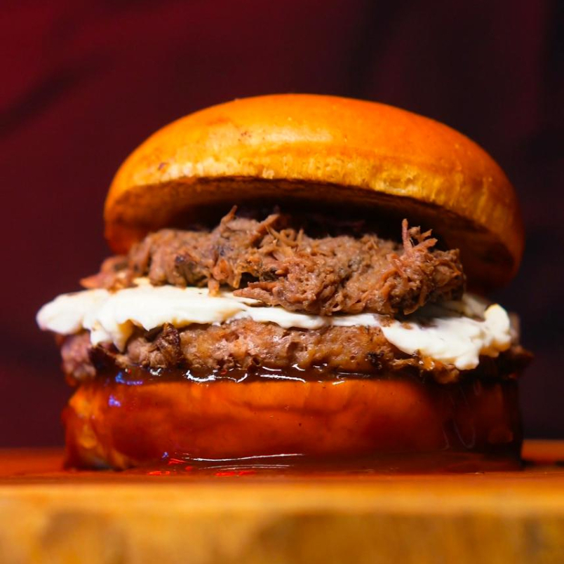 O preferido de todos, Burgão de 160g, creme cheese,costela,molho bbq e aquela maionese melhor do mundo em um pão brioche top das galáxias.