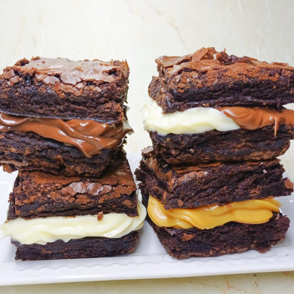 Uma seleção de brownies recheados para experimentar diferentes sabores no mesmo pedido: doce de leite, brigadeiro 50%, brigadeiro de Ninho e Ninho com Nutella. Ideal para quem gosta de provar um pouco de cada. 300gm