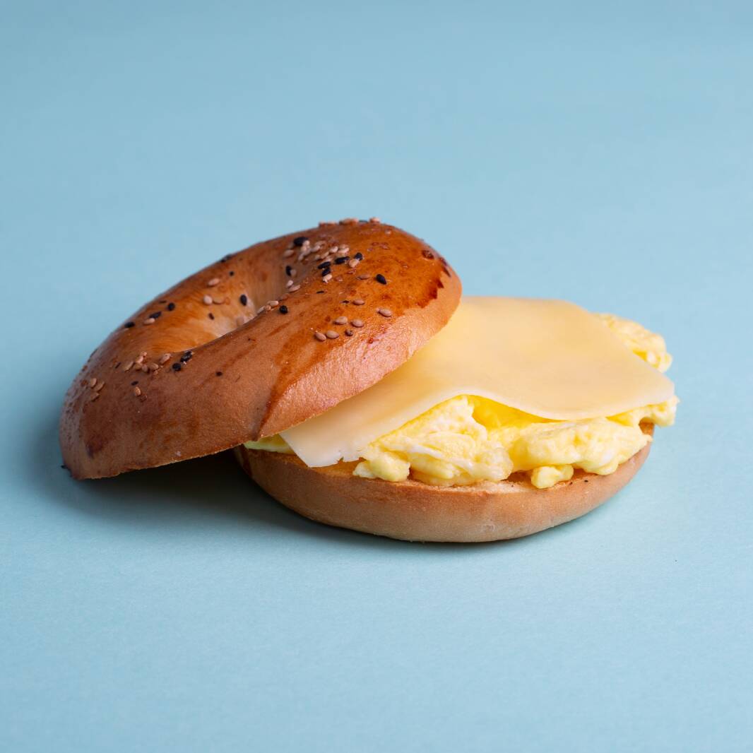 Sándwich Bagel de Huevo y Queso