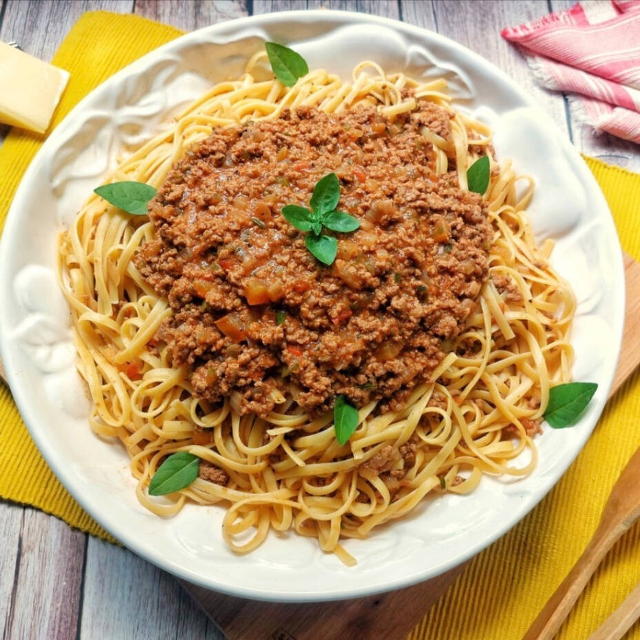 Macarrão espaguete com molho de carne moída servidos na marmita P.