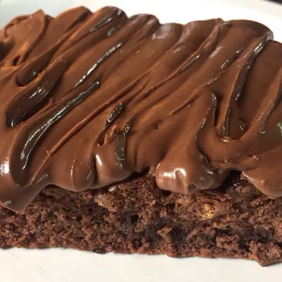 Fatia de brownie com cobertura de brigadeiro de chocolate. 200g