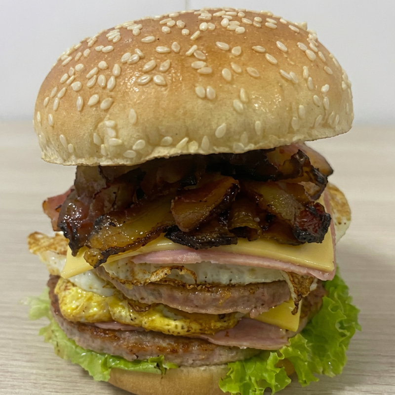 Pão, 2 carnes, 2 queijos, 2 ovos, bacon, cheddar cremos, 2 presuntos e salada