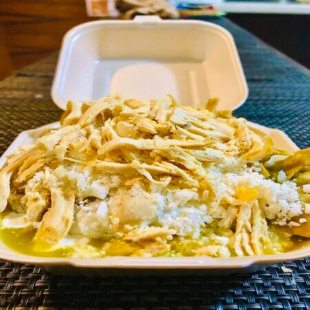 Chilaquiles de Pollo +½ Litro de Agua