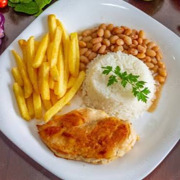 Filézinho de frango, arroz branco, feijão e batata frita