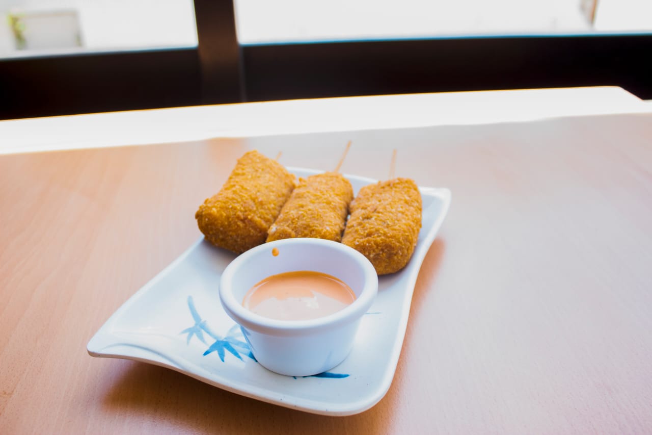 Kushiage Brochetas de ques Empanizadas con Aderezo